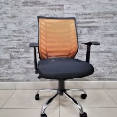 Кресло Barneo K-138 для персонала (черная ткань оранжевая сетка) в Тобольске - tobolsk.mebel24.online | фото